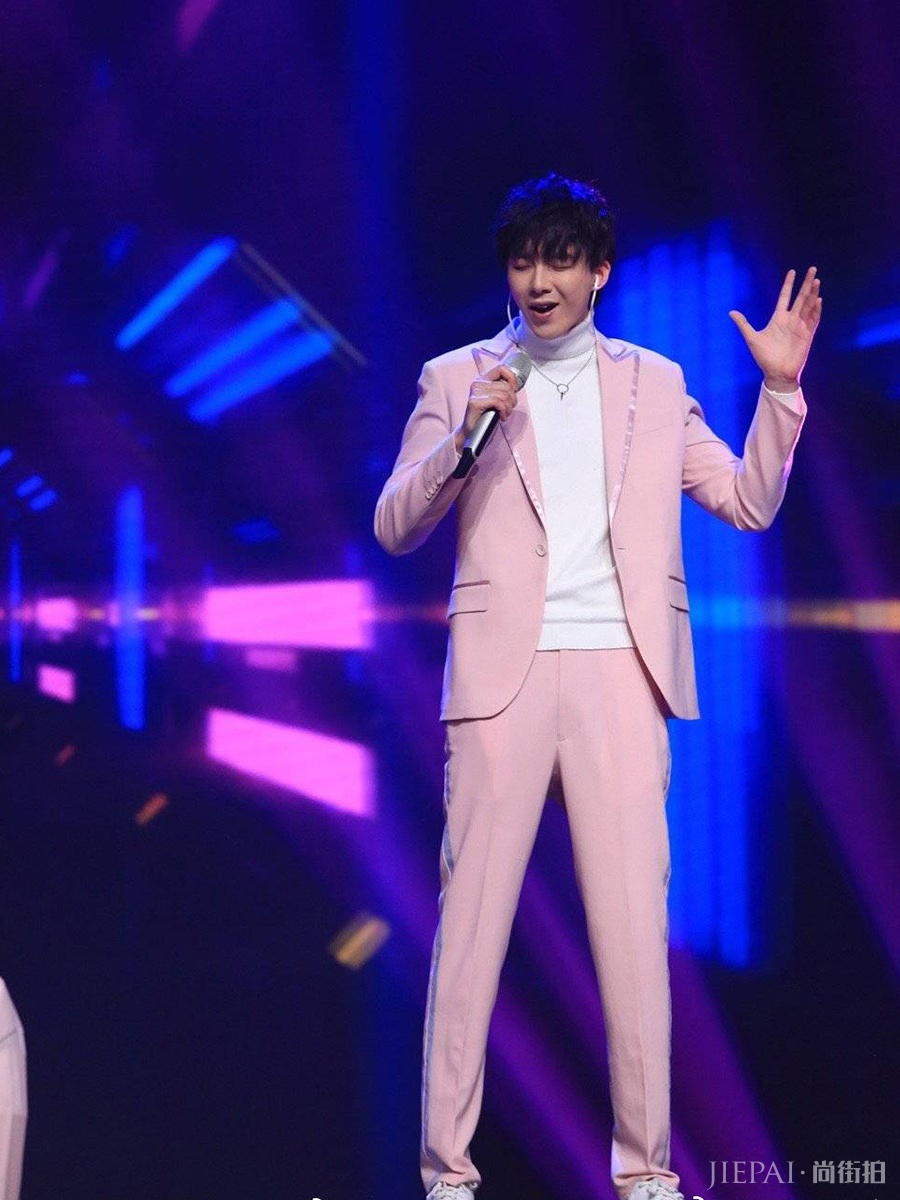 刘宇宁同框金瀚,都穿粉色外套,不是腿长就能赢!