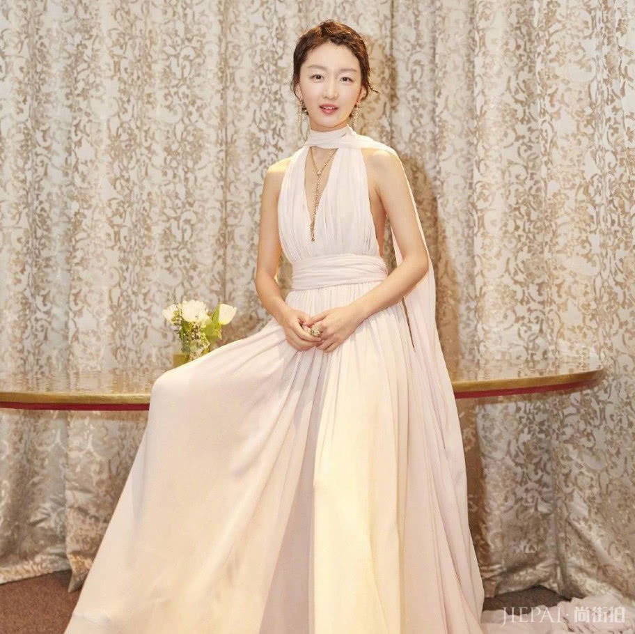 周冬雨V型裙子，这一身十分简约大气！