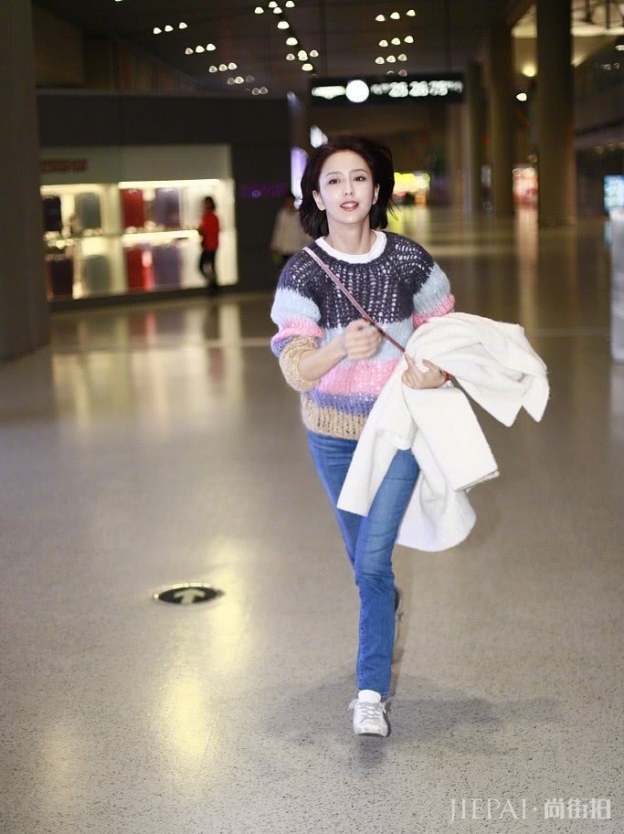 佟丽娅穿彩虹毛衣嫩回18岁