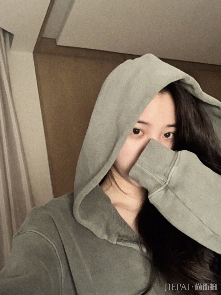 欧阳娜娜素颜出境晒私服毫不胆怯，怎么穿都好看