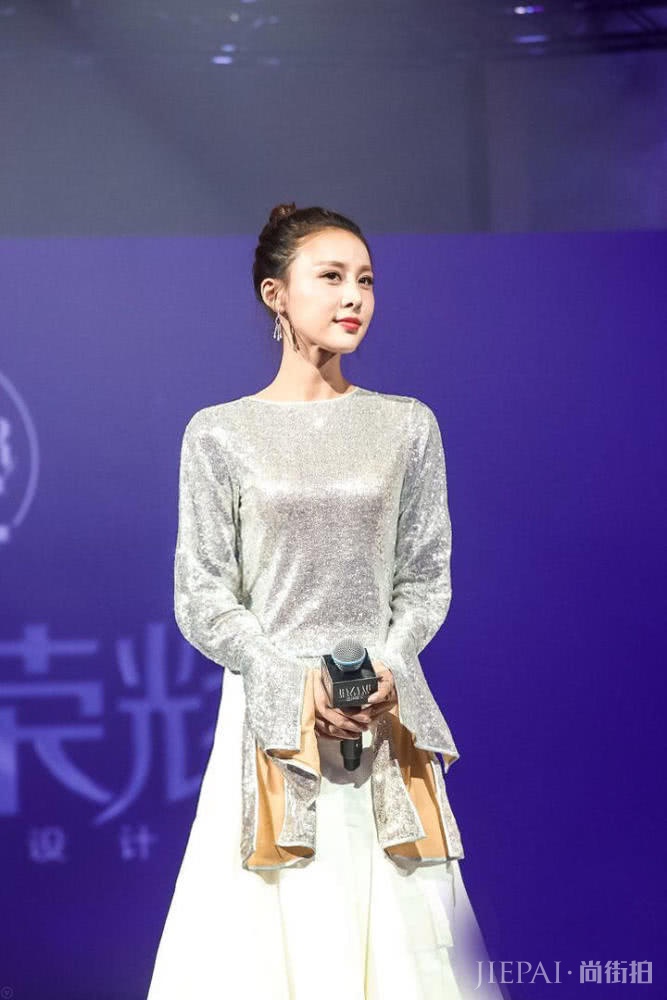 杨超越火箭少女第一美?西装裙碰上贾青瞬间显得小家子气了