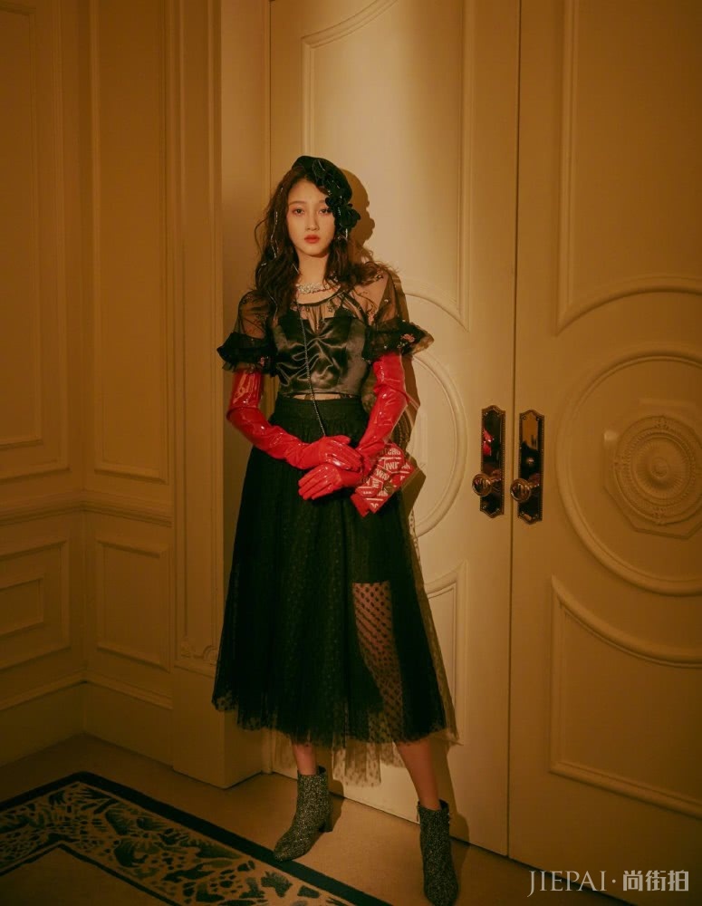 关晓彤烫了小卷毛卷发，终于选对了发型