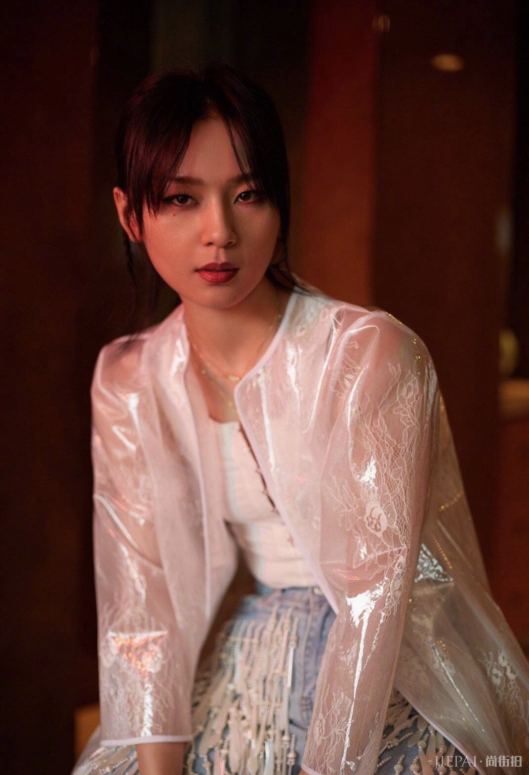 周笔畅雨衣外套搭配流苏牛仔裤,个性十足,魅力无限