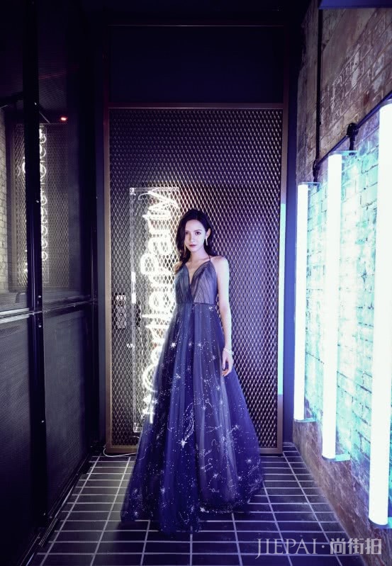 张予曦在腰带上镶了42颗珍珠,在哪定做的?