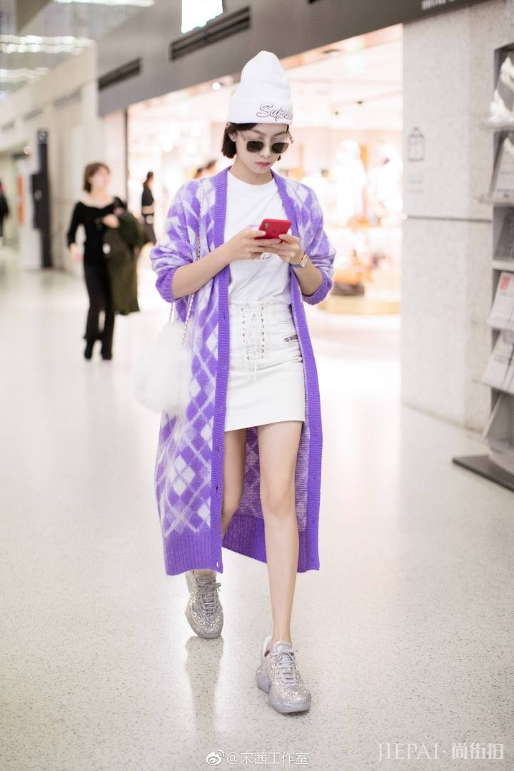 杨超越宋茜穿紫色开衫秀可爱，对比强烈!