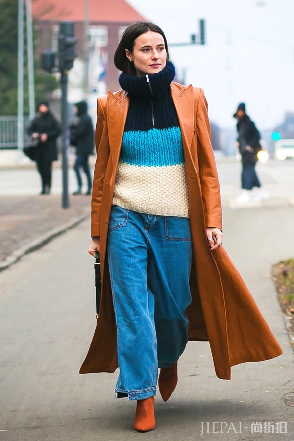 最流行的焦糖色大衣配阔腿裤竟然这么时髦