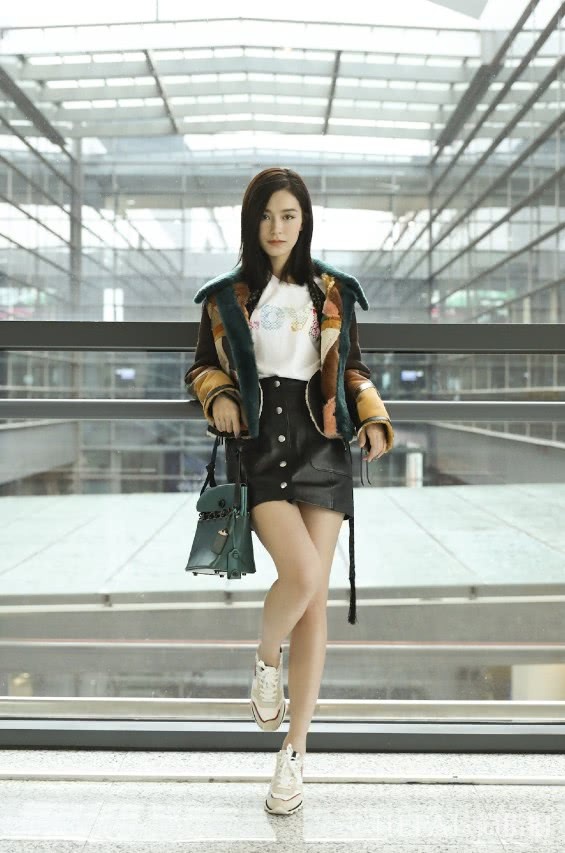 文咏珊在衣领挂2朵大花，全靠颜值撑了起来！