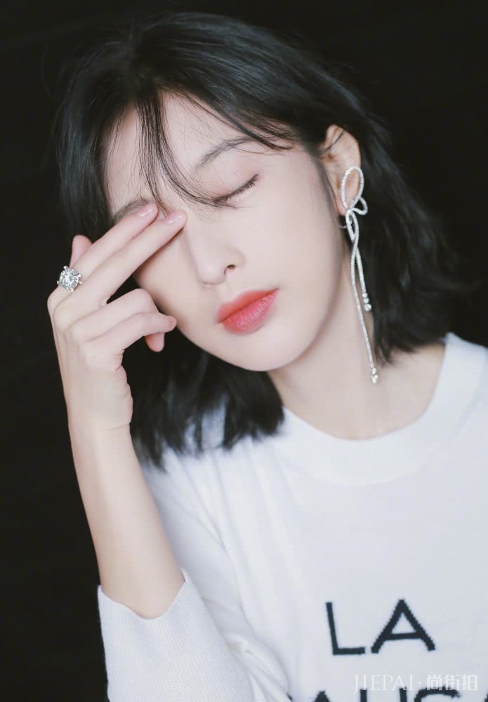 张俪将发尾弄凌乱了一些，气质变得更惊艳了！