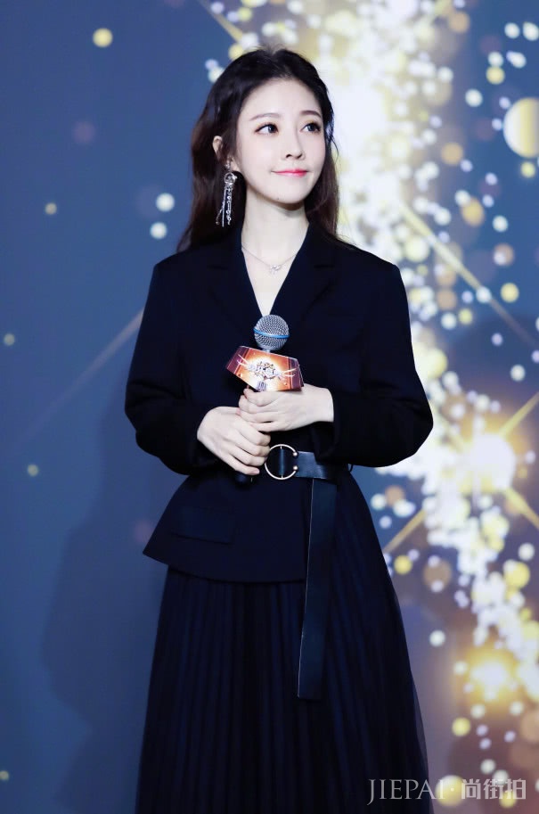 冯提莫穿纱裙少女,搭配穿出高级感!