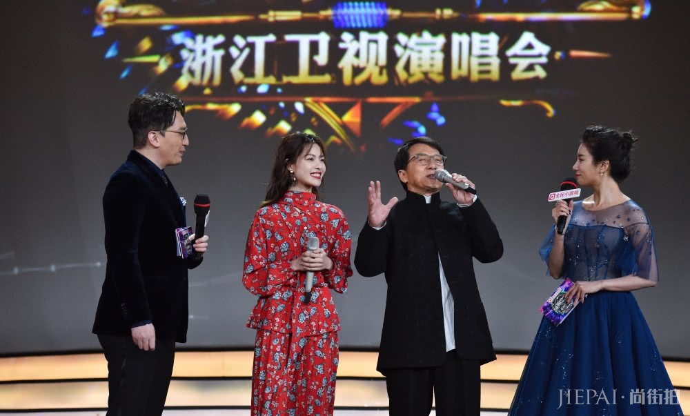 钟楚曦穿大红色碎花裙一点也不俗气!