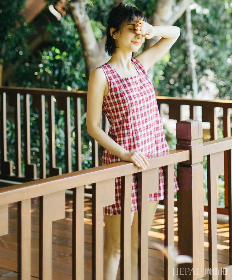 吴昕穿一块“桌布”就完成了蜕变,还穿出货真价实的“泥鳅腿”!