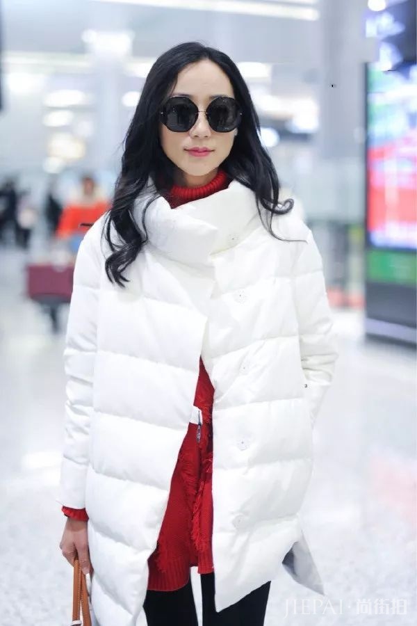 韩雪红毛衣搭配白色羽绒服减龄甜美！