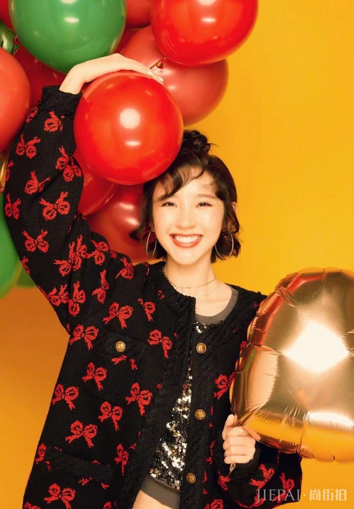 唐艺昕换新发型，短发配刘海最少减龄10岁，太甜美了！