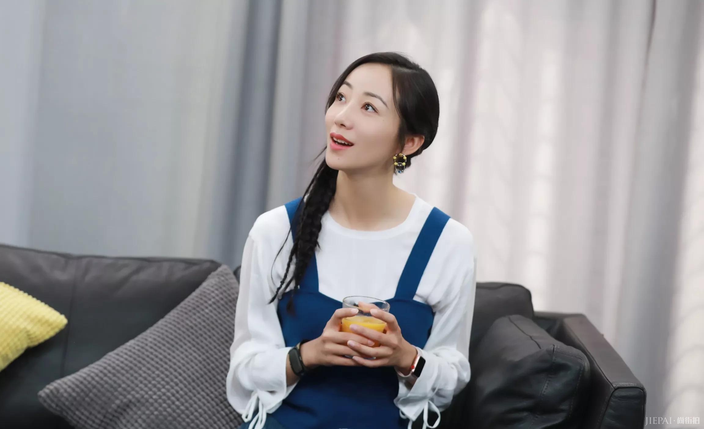 韩雪穿粉色羽绒服现身机场，超可爱