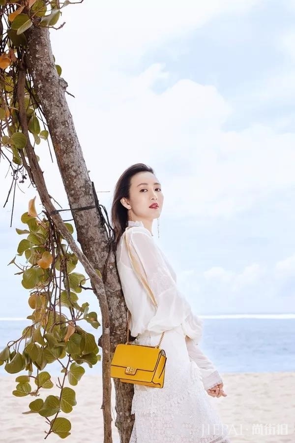 王鸥海旅拍大片慵懒怡人，体态自然美又高级了