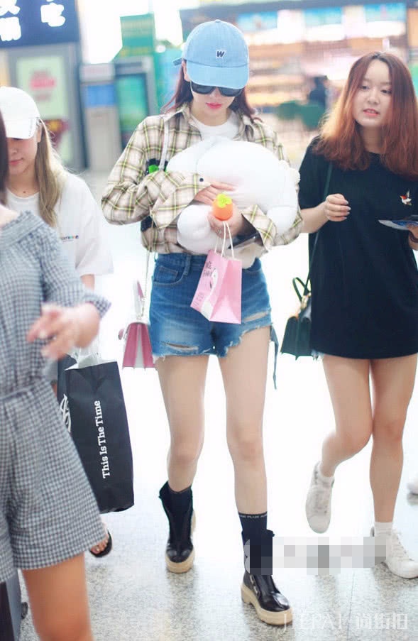 戚薇把短裙穿成了五分裤效果，拉根电线做包带走？