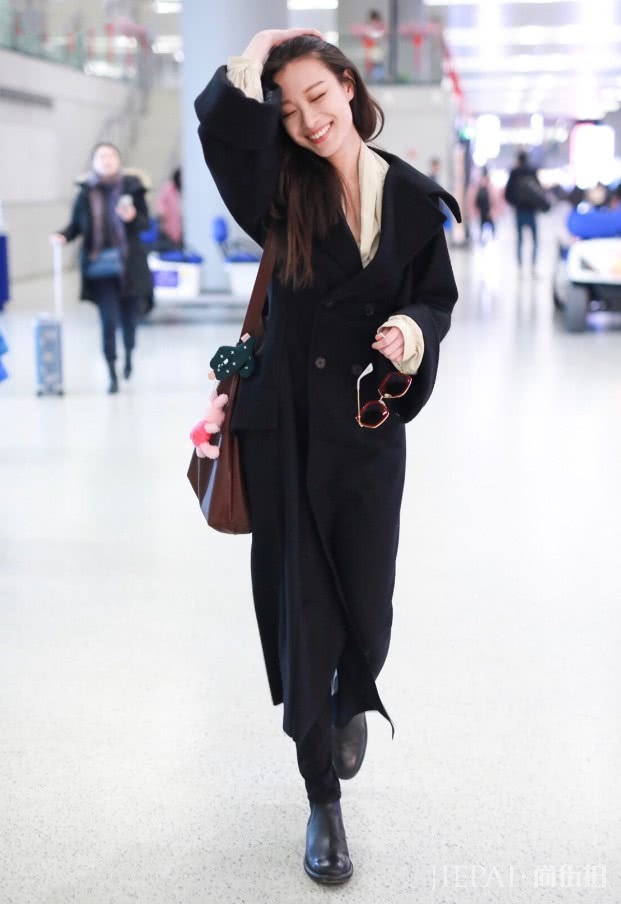 倪妮穿得松松垮垮，完全是靠颜值撑着！