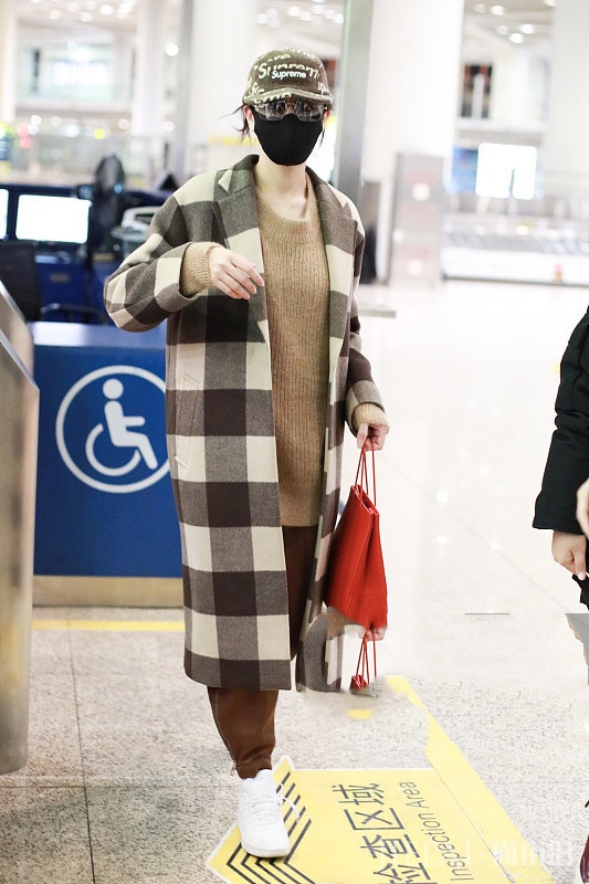 迪丽热巴宽松裤看不到腿，只有针织衫撑场