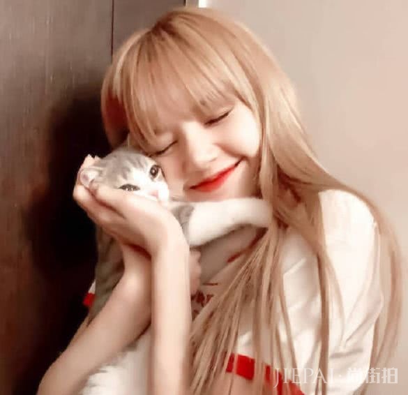 Lisa新发色实名认证“人间芭比”称号