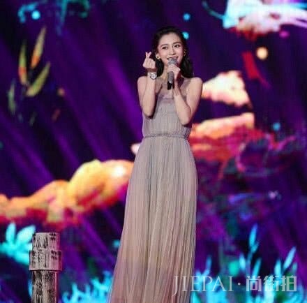 杨颖穿仙女裙很惊艳！