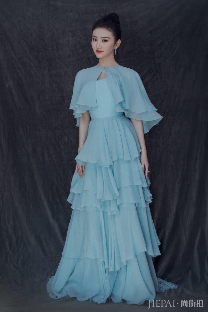 景甜一袭薄纱蛋糕长裙配丸子头,仙气十足又优雅