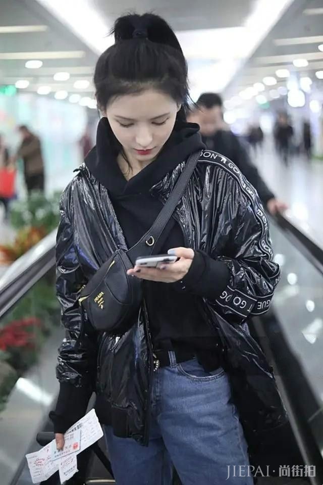 张予曦黑色上衣现身机场，看起来格外迷人！