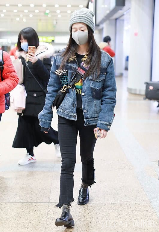 张雪迎穿的裤子显腿粗又显胯宽!