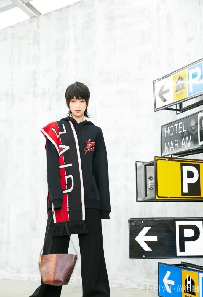 蓝盈莹穿刺绣西装搭配长裤子,轻松打造190气场