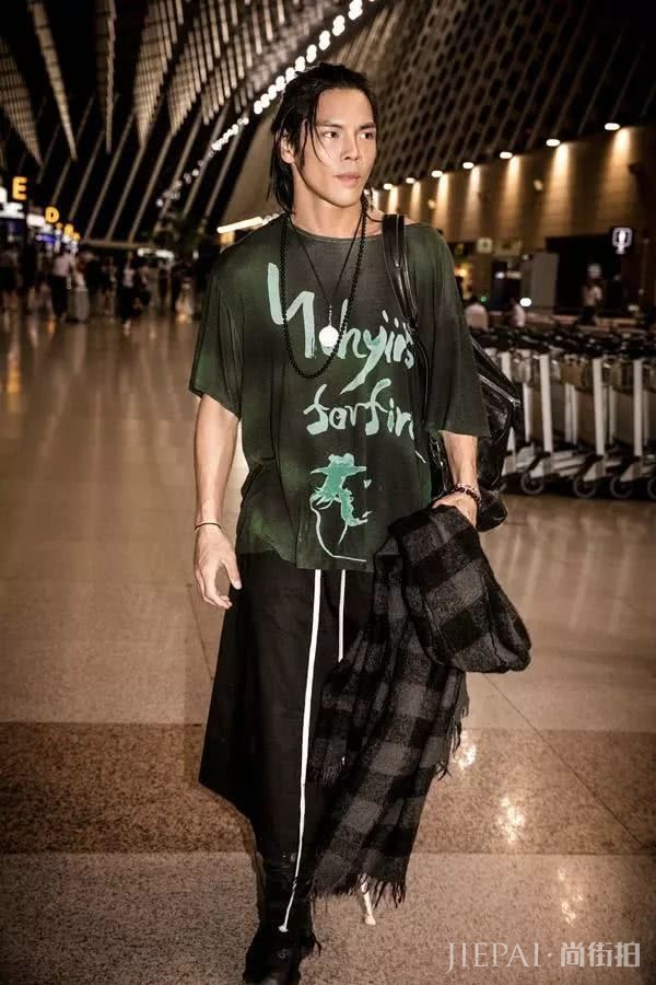 郭碧婷衣品超高,荷叶边露脐装身材太好!