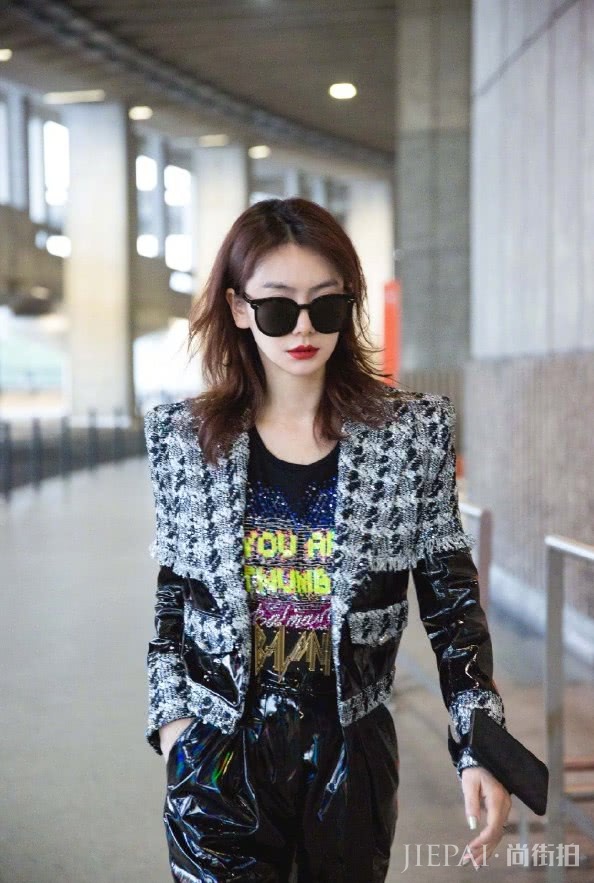 戚薇单鞋居然配上长袜,这时尚有点难懂!