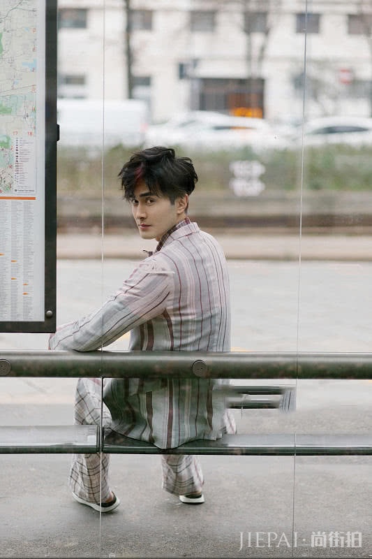 高伟光米兰街拍“侧颜杀”太厉害！穿上西装做型男，但这鞋子抢镜