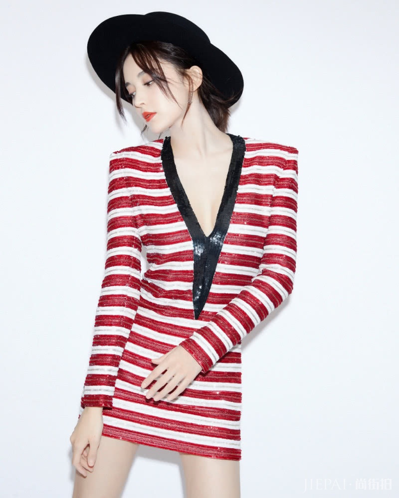 微博之夜,古力娜扎身材就是好,唐嫣C位笑起来还是那么甜