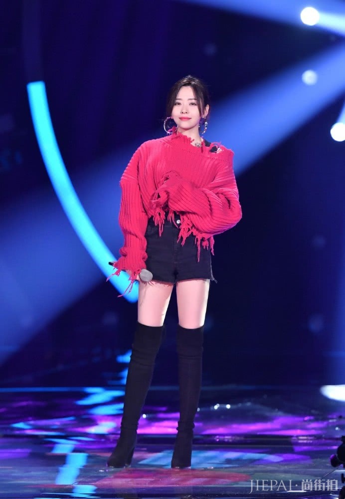 张靓颖穿开叉长裙，非常高贵典雅