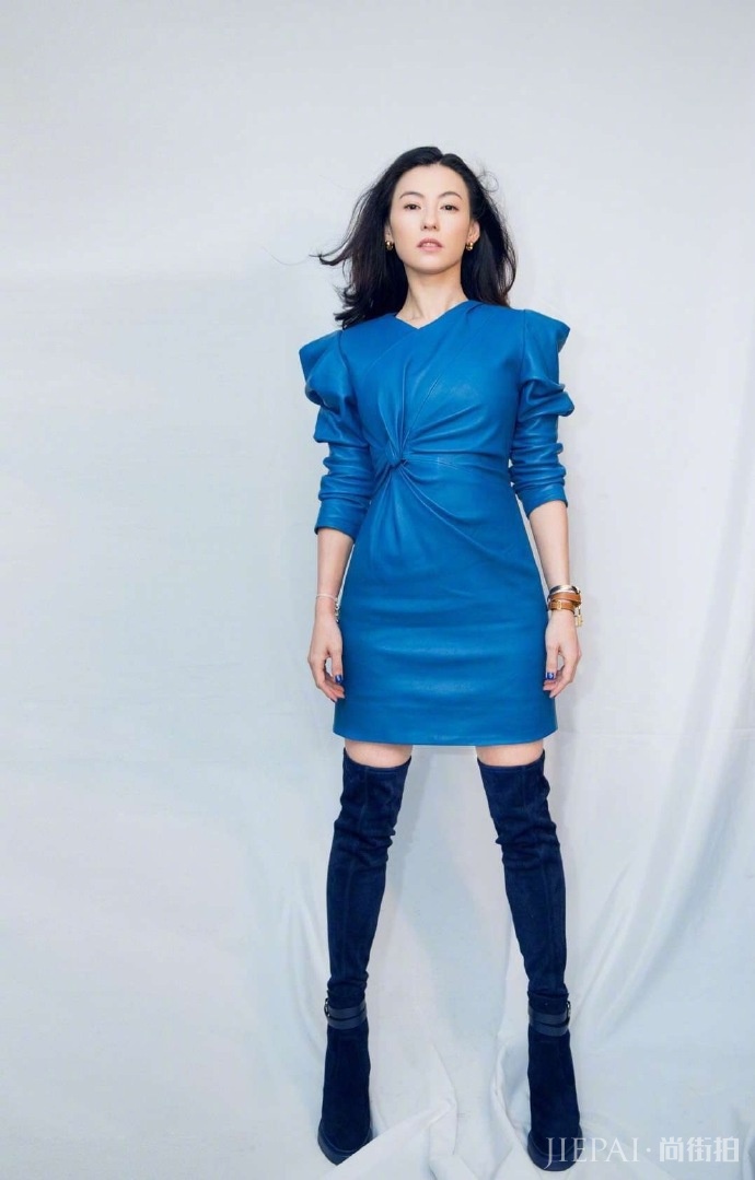 辣妈张柏芝蓝色裹臀裙配过膝高跟靴子!