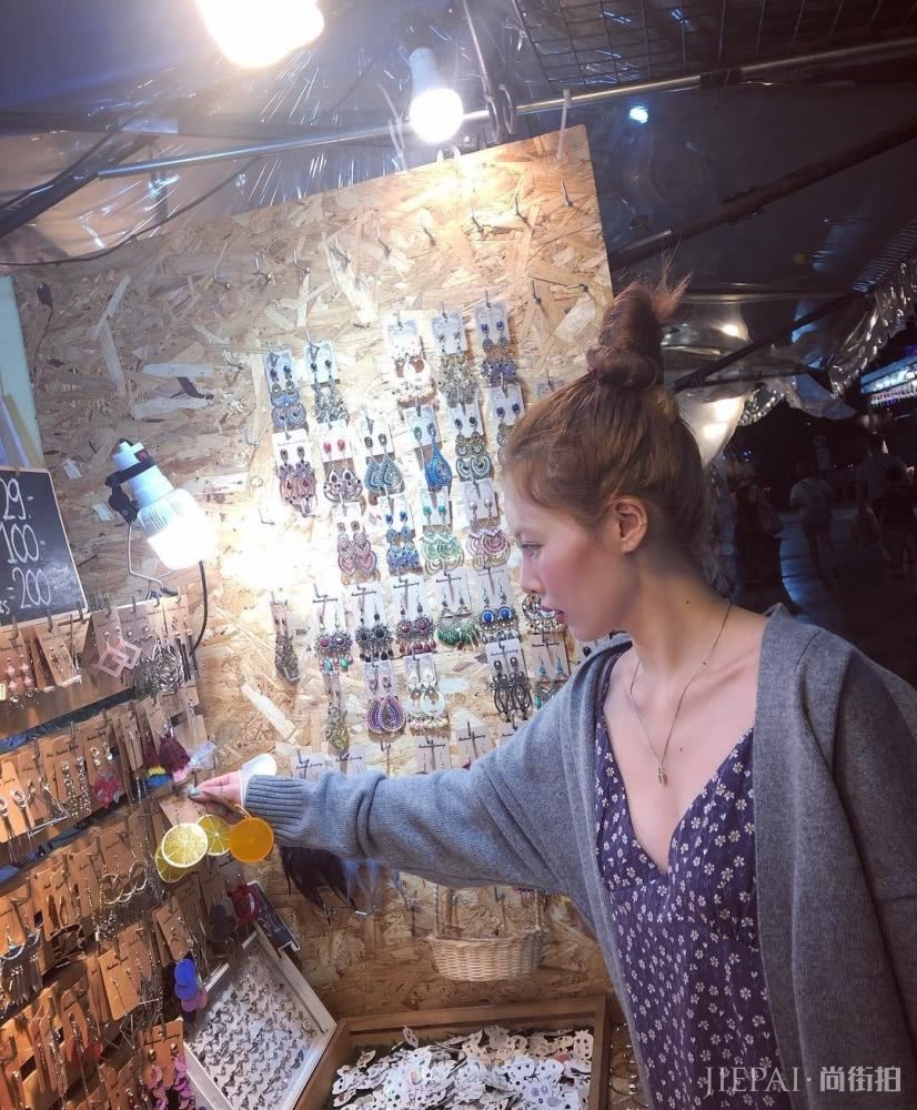 泫雅泰国旅行私照曝光,丸子头搭配碎花裙俏皮还甜美