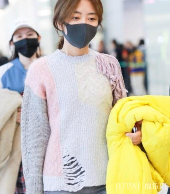 谭松韵灵动可爱搭配红色卫衣，更加有精神，朝气蓬勃