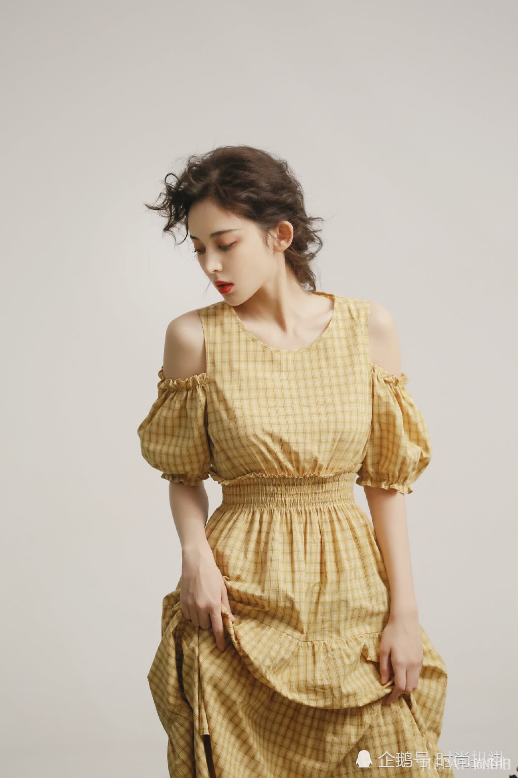 古力娜扎新写真太惊艳，穿黄色露肩连衣裙美成仙女！