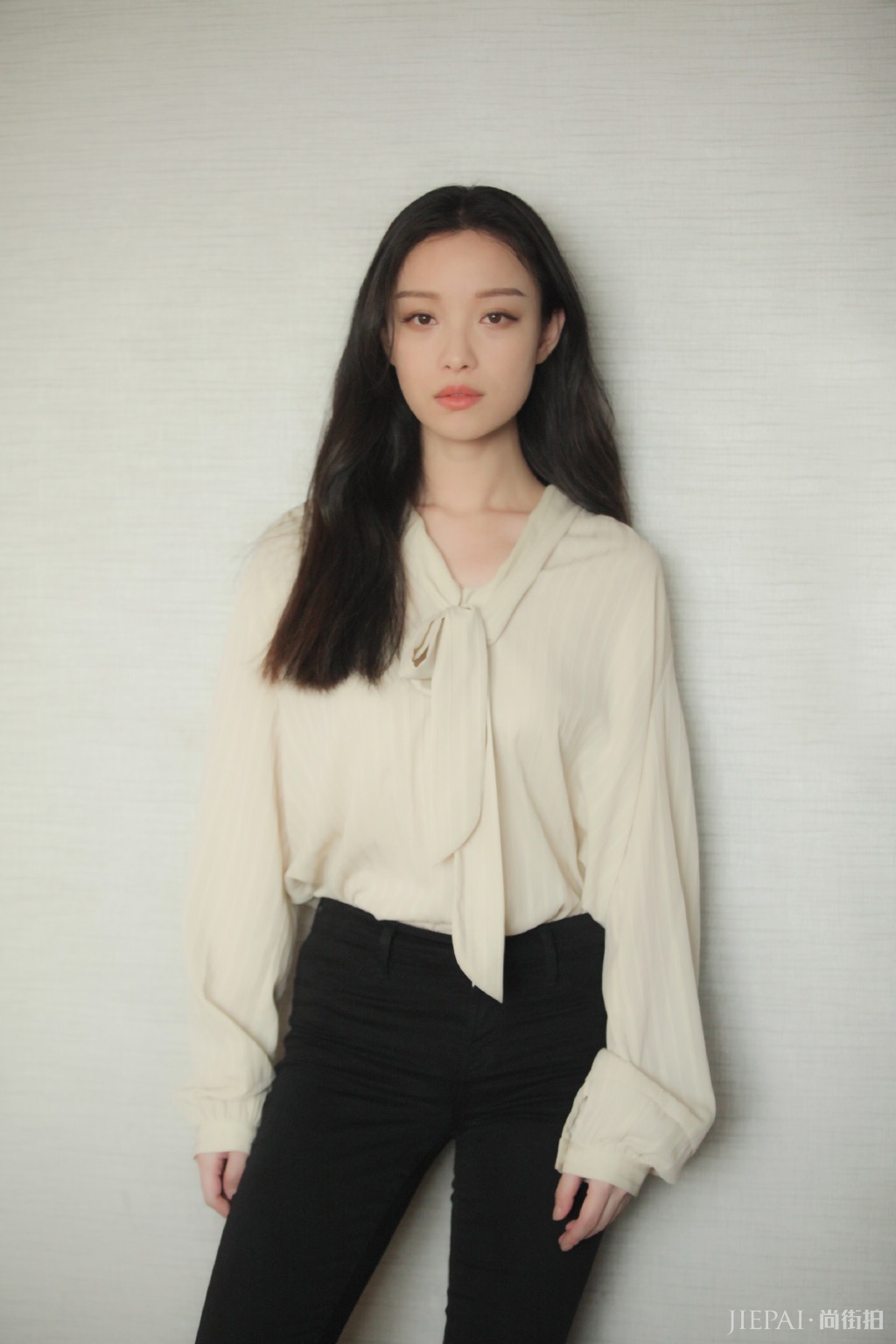 倪妮不愧是时尚大咖!美成一幅油画