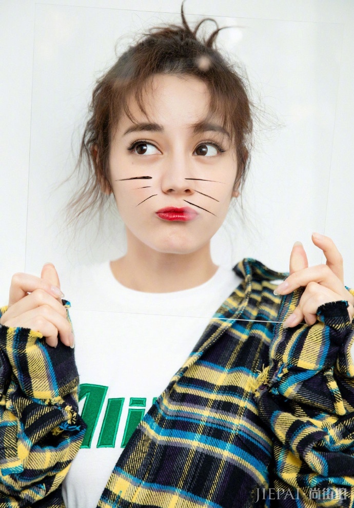 迪丽热巴星星毛衣黑色皮衣高腰裤又酷帅十足