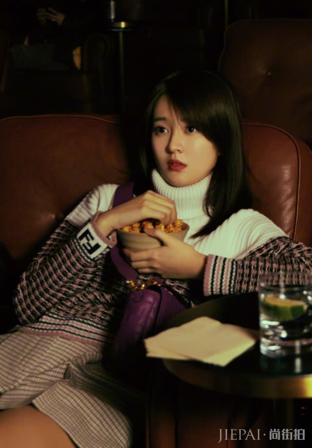 乔欣穿“板砖鞋”和黑色长袜是绝配，时髦到差点认不出！