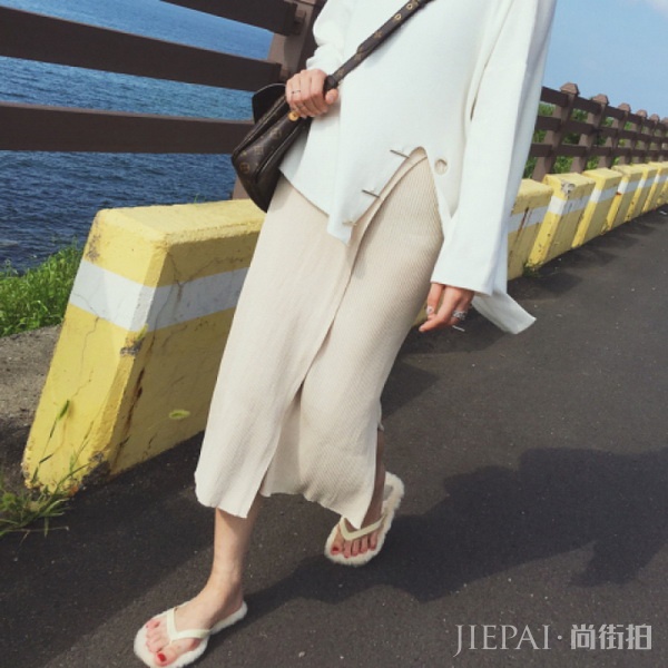 开叉长裙塑美臀,媲美女神的36D