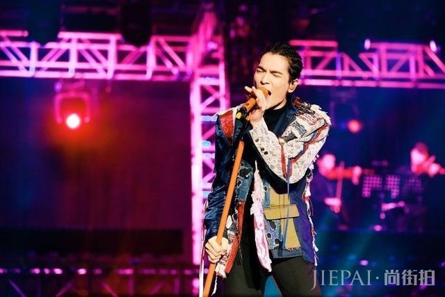 雨神萧敬腾演唱会简直是时装秀！