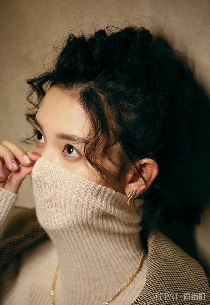 陈瑶烫了“龙须卷”刘海，气质变得更惊艳！