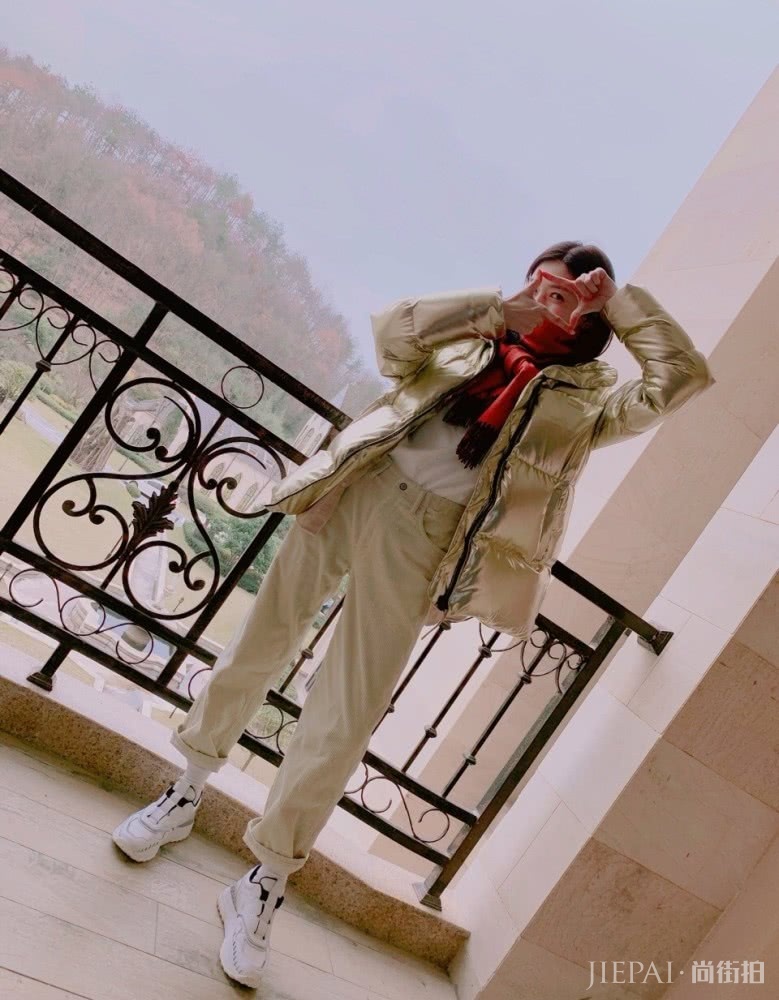 江疏影金色棉衣气场炸裂!