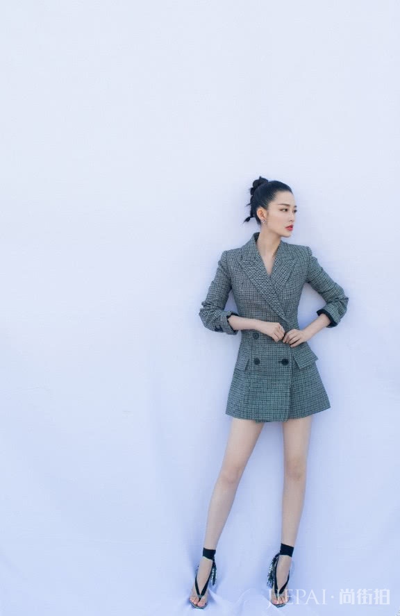 李沁终穿双“人字凉鞋”出门，轻松变身腿精！