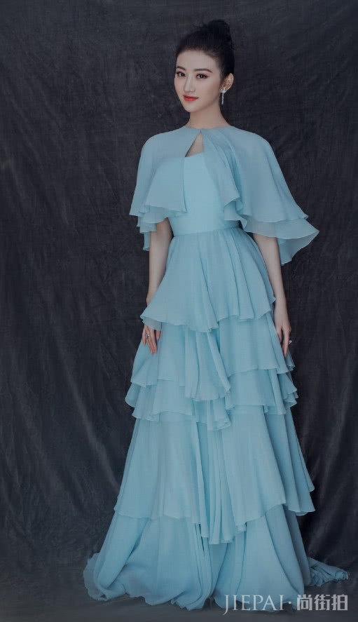 景甜这条礼服简直是“女侠”必备款，优雅又帅气！