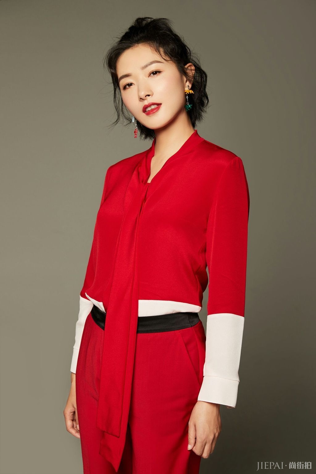 万茜身穿红色深V长裙时髦又减龄，波波头短发更惊艳