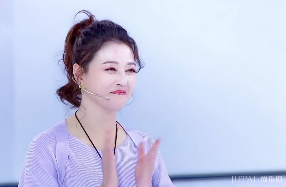 周海媚卷发扎成高马尾,穿糖果色毛衣减龄显气质