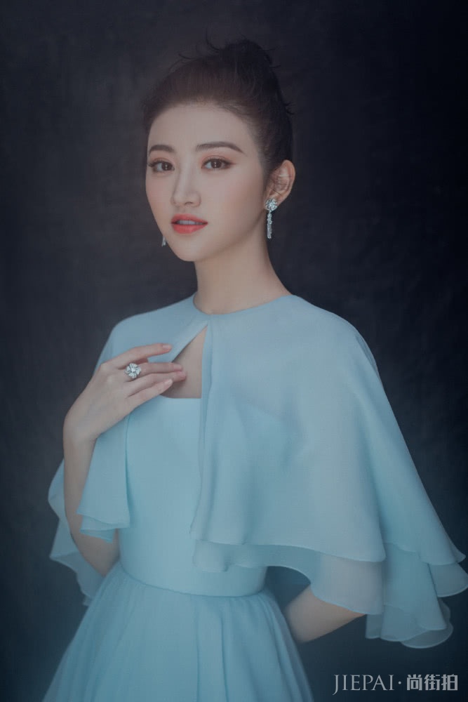 景甜一袭薄纱蛋糕长裙配丸子头,仙气十足又优雅