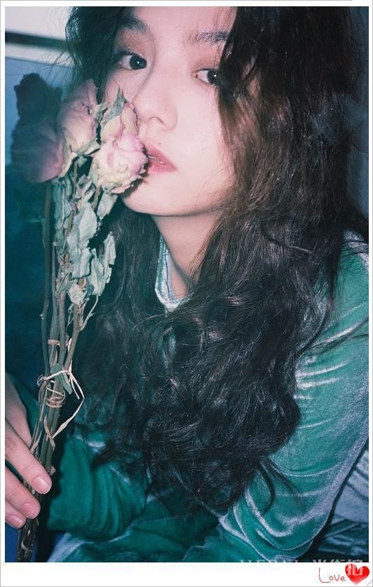 周海媚“泡面卷”发型，减龄时髦